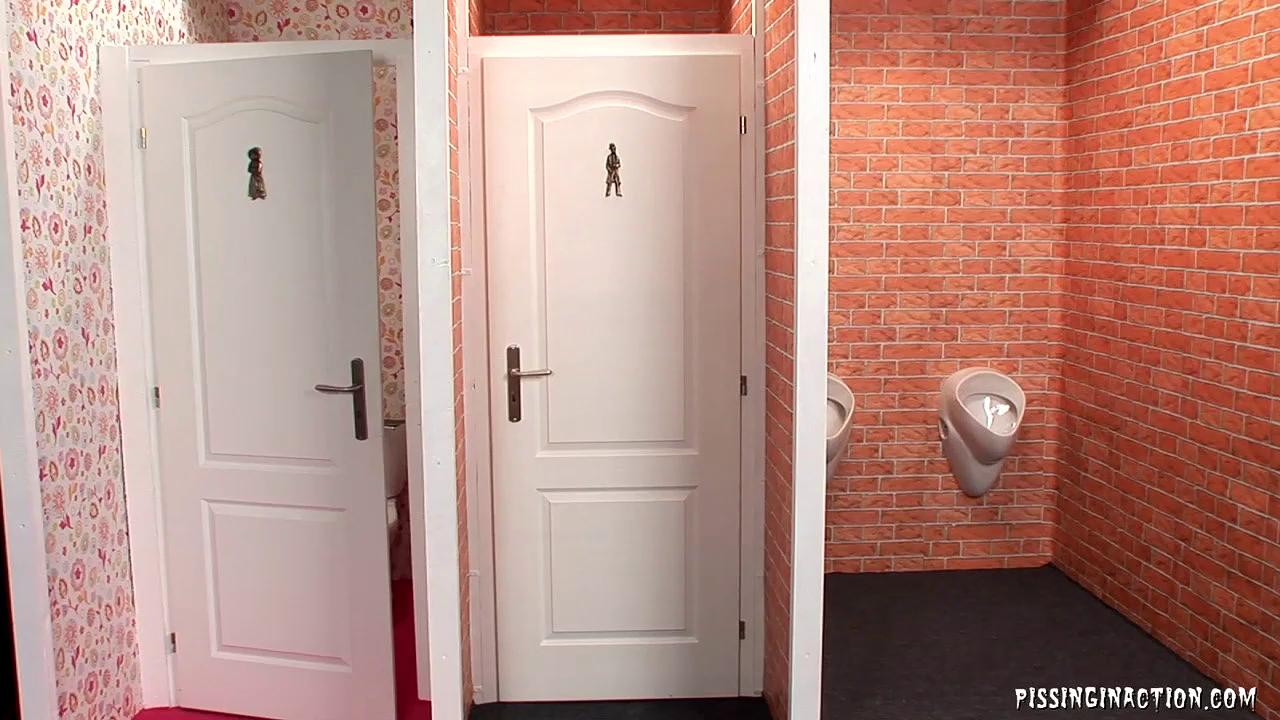 Порно писающие жены в туалете скрытая съемка
